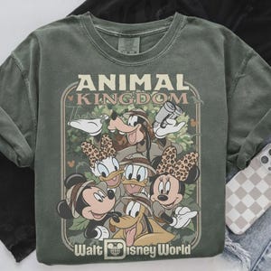 Disney Micky und Friends Tierkönigreich Safari-Modus png, Walt Disney Weltreise png, Let's Get Wild png, Disneyland Urlaub Familie png Bild 3