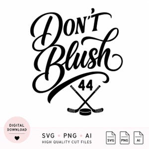 Könnte beinhalten: Ein schwarzes Grafikdesign mit dem Text "Don't Blush" in einer stilisierten Schreibschrift. Unter dem Text befindet sich die Zahl "44" über zwei gekreuzten Eishockeyschlägern und einem Eishockey-Puck, alles in einheitlichem Schwarz.