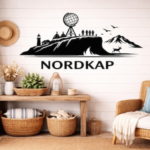 以下が含まれることがあります： 灯台、地球儀、山々のある風景のシルエットの下に「NORDKAP」の文字が入った白黒のウォールアート。画像には鹿と鳥が含まれています。アートは白い壁に表示されています。