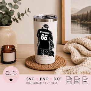 Peut inclure: Un gobelet en acier inoxydable blanc avec un couvercle transparent, orné d'un motif noir représentant un joueur de hockey portant un maillot avec le nom DI LAURENTIS et le numéro 66 au dos. Le gobelet est cylindrique avec une base effilée.