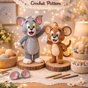 Könnte beinhalten: Rustikales Holzschild mit dem Text "Welcome to our home" in weißer Schrift. Das Schild hat eine Used-Optik und ein schlichtes, einladendes Design, ideal für die Eingangsbereichsdekoration.