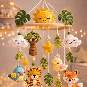Könnte beinhalten: Handgefertigtes Baby-Mobile mit gelber Sonne, Wolken, Sternen, Blättern, Vögeln, einem Tiger und einem Fuchs. Das Mobile hängt an einem Holzring und enthält den Text "Safari Baby Mobile" und "Baby Room Decor".
