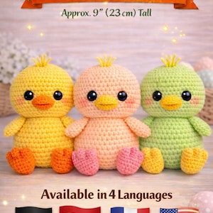 Könnte beinhalten: Drei gehäkelte Küken-Amigurumi-Spielzeuge in Gelb, Pfirsich und Grün, jeweils mit schwarzen Augen, orangefarbenen Schnäbeln und passenden Füßen. Das Muster ist etwa 23 cm hoch. Der Text "Crochet Chick Amigurumi Pattern" ist ebenfalls zu sehen.