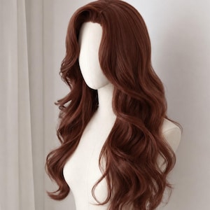 Puede incluir: Una peluca larga y ondulada en un tono marrón castaño intenso, peinada con una raya lateral profunda y rizos voluminosos y fluidos que caen por debajo de los hombros. El cabello presenta una textura suave sobre una cabeza de maniquí.