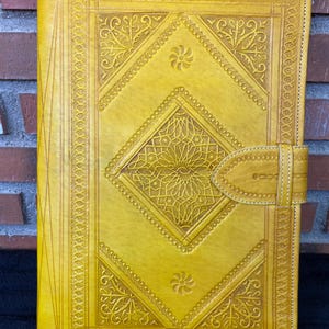 Carpeta artesanal de cuero auténtico grabado- Estilo oriental- Amarillo Mostaza