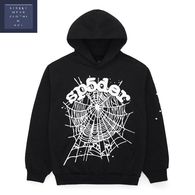 K&ouml;nnte beinhalten: Schwarzer Kapuzenpullover mit wei&szlig;em Spinnennetz-Design und dem Wort "sp5der". Der Pullover hat eine Vordertasche und eine Kapuze mit Kordelzug. Die &Auml;rmel haben kleine Sterngrafiken.