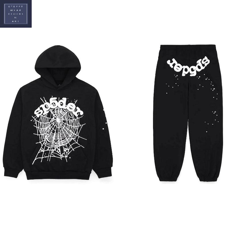 K&ouml;nnte beinhalten: Schwarzes Hoodie- und Jogginghosen-Set. Der Hoodie hat ein wei&szlig;es Spinnennetz-Design und das Wort "sp5der". Die Jogginghose hat das Wort "sp5der" auf der R&uuml;ckseite und wei&szlig;e Spritzer. Das Set ist aus einem weichen Material gefertigt.