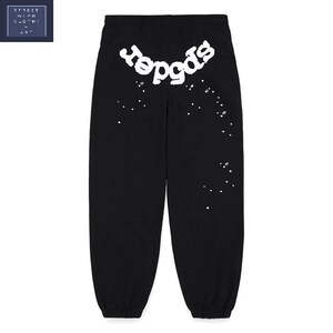K&ouml;nnte beinhalten: Schwarze Jogginghose mit wei&szlig;em "Spider"-Schriftzug auf dem R&uuml;cken und einem Sternbild-Design. Die Jogginghose hat eine lockere Passform und einen Kordelzug in der Taille. Der Text und die Konstellation sind aus weichem, strukturiertem Material.
