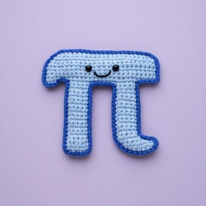 Könnte beinhalten: Gehäkeltes Pi-Symbol in Hellblau mit dunkelblauem Rand und einem lächelnden Gesicht. Das handgefertigte Objekt befindet sich auf einem hellvioletten Hintergrund. Ein lustiges, lehrreiches Objekt, das Pi-Symbol ist eine mathematische Konstante.