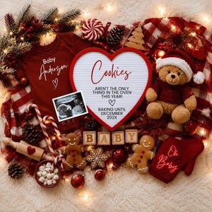 Può includere: Un body rosso per neonati con la scritta Baby Anderzon, una lavagna a lettere a forma di cuore con il testo Cookies aren't the only thing in the oven this year, un'ecografia, un orsacchiotto, biscotti di pan di zenzero e un guanto da forno.