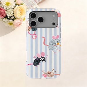 Op de afbeelding: Telefoonhoesje met een grillig ontwerp met cartoonmuizen met roze oren en staarten. De muizen zijn verspreid over een lichtblauwe en witte gestreepte achtergrond. De hoes heeft een camera-uitsparing en een gladde, glanzende afwerking.