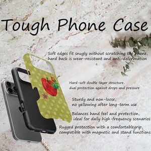 Puede incluir: Una funda resistente para tel&eacute;fono con un dise&ntilde;o de manzana verde. La funda tiene una parte trasera dura y bordes suaves. El texto en la funda dice "Tough Phone Case". La funda est&aacute; dise&ntilde;ada para proteger el tel&eacute;fono de ca&iacute;das y presi&oacute;n.