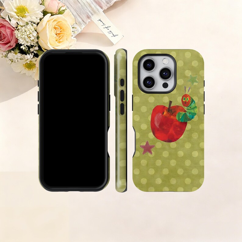 Puede incluir: Una funda de tel&eacute;fono con un dise&ntilde;o de lunares verdes, una manzana roja y una ilustraci&oacute;n de oruga de dibujos animados. La funda se muestra desde varios &aacute;ngulos, incluyendo la parte delantera, lateral y trasera.