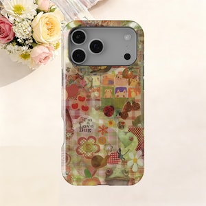 Puede incluir: Funda de teléfono decorativa con un collage de ilustraciones caprichosas. El diseño incluye corazones, flores, un caracol y una rana, con el texto "I'm a Love Bug". La funda tiene una mezcla de colores, incluyendo verde, rojo y blanco.
