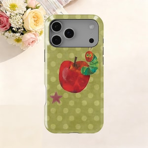 Puede incluir: Funda de tel&eacute;fono con un estampado de lunares verdes. La funda presenta una manzana roja con una oruga verde y una estrella rosa. La funda est&aacute; dise&ntilde;ada para un tel&eacute;fono inteligente.