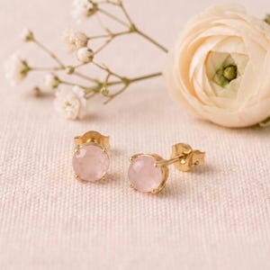 Örhängen i naturlig rosenkvarts, rundslipad rosa ädelsten, 925 sterlingsilver med guldfyllning