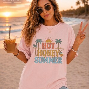 Camiseta Hot Honey Summer, Camiseta divertida de verano, Camiseta de playa a la moda, Camiseta de verano para chicas guapas, Camiseta de playa para mujer, Regalo para vacaciones de verano imagen 7