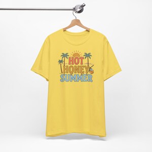 Camiseta Hot Honey Summer, Camiseta divertida de verano, Camiseta de playa a la moda, Camiseta de verano para chicas guapas, Camiseta de playa para mujer, Regalo para vacaciones de verano imagen 14