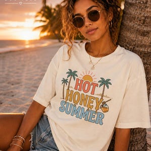 Camiseta Hot Honey Summer, Camiseta divertida de verano, Camiseta de playa a la moda, Camiseta de verano para chicas guapas, Camiseta de playa para mujer, Regalo para vacaciones de verano imagen 1