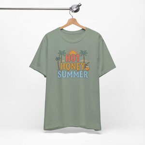 Camiseta Hot Honey Summer, Camiseta divertida de verano, Camiseta de playa a la moda, Camiseta de verano para chicas guapas, Camiseta de playa para mujer, Regalo para vacaciones de verano imagen 15