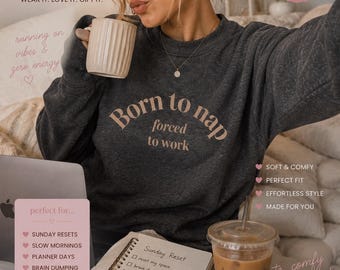 Sweater van Born To Nap, Forced To Work Cozy Sleep Lover-trui, grappige nap-slogan met ronde hals