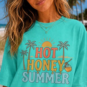 Camiseta Hot Honey Summer, Camiseta divertida de verano, Camiseta de playa a la moda, Camiseta de verano para chicas guapas, Camiseta de playa para mujer, Regalo para vacaciones de verano imagen 2