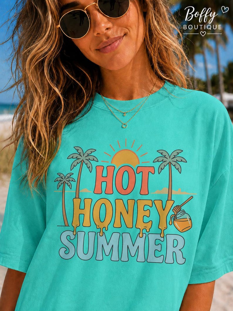 Camiseta Hot Honey Summer, Camiseta divertida de verano, Camiseta de playa a la moda, Camiseta de verano para chicas guapas, Camiseta de playa para mujer, Regalo para vacaciones de verano imagen 2