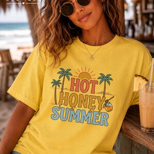 Camiseta Hot Honey Summer, Camiseta divertida de verano, Camiseta de playa a la moda, Camiseta de verano para chicas guapas, Camiseta de playa para mujer, Regalo para vacaciones de verano imagen 4