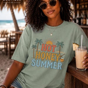 Camiseta Hot Honey Summer, Camiseta divertida de verano, Camiseta de playa a la moda, Camiseta de verano para chicas guapas, Camiseta de playa para mujer, Regalo para vacaciones de verano imagen 6