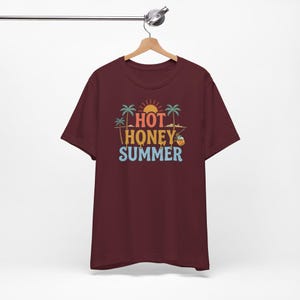 Camiseta Hot Honey Summer, Camiseta divertida de verano, Camiseta de playa a la moda, Camiseta de verano para chicas guapas, Camiseta de playa para mujer, Regalo para vacaciones de verano imagen 18