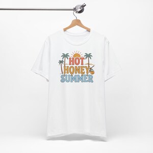 Camiseta Hot Honey Summer, Camiseta divertida de verano, Camiseta de playa a la moda, Camiseta de verano para chicas guapas, Camiseta de playa para mujer, Regalo para vacaciones de verano imagen 11