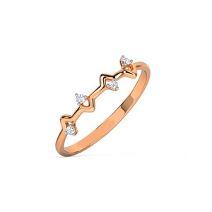 Könnte beinhalten: Ein roségoldener Ring mit einem einzigartigen Zick-Zack-Design. Der Ring hat vier kleine, klare Edelsteine, die entlang des Zick-Zack-Musters gesetzt sind. Das Band ist glatt und poliert und schafft ein zartes und elegantes Schmuckstück.