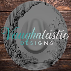Könnte beinhalten: Ein graues Cowboyhut-Design mit dem Text "Vaughtntastic DESIGNS" in einem türkis-weißen Farbverlauf. Das Design wird von einer Schwarz-Weiß-Illustration eines Baumes, Blumen und einer Landschaftsszene umrahmt.