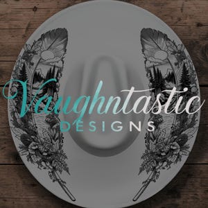Könnte beinhalten: Hellgrauer Cowboyhut mit dekorativem Federdesign auf jeder Seite, mit einer Waldszene und dem Text "Vaughntastic Designs" in einem türkis-weißen Farbverlauf.