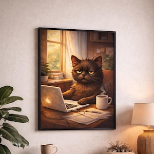 Könnte beinhalten: Gerahmter Druck eines mürrischen Katers, der an einem Laptop arbeitet. Die Katze sitzt an einem Schreibtisch mit einer Tasse Kaffee, Papieren und einem Stift. Der Hintergrund zeigt ein Fenster mit Sonnenlicht und ein Bücherregal.