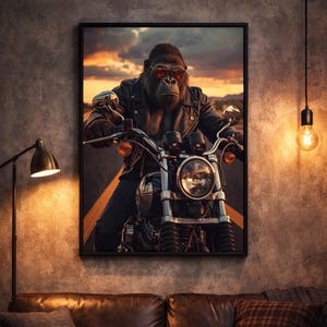 Könnte beinhalten: Gerahmtes Kunstwerk mit einem Gorilla mit Sonnenbrille und Lederjacke, der Motorrad fährt. Der Hintergrund zeigt einen Sonnenuntergang mit orange-gelben Farbtönen. Das Motorrad hat einen Chromscheinwerfer und Lenker.