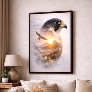 Könnte beinhalten: Gerahmter Kunstdruck mit einem majestätischen Falken mit detailliertem Kopf und stechenden gelben Augen. Das Kunstwerk integriert eine Landschaft mit einem fliegenden Vogel, Bergen und einem Sonnenuntergang, wodurch eine dramatische und von der Natur inspirierte Szene entsteht.