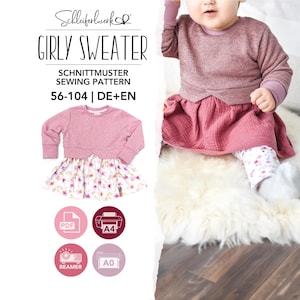 Può includere: Un cartamodello per un maglione con orlo a gonna, etichettato Schleiferwerk Girly Sweater, 56-104, DE+EN. Il design presenta un top color malva a maniche lunghe con una gonna a motivi floreali. Le icone indicano i formati PDF, A4, A0 e beamer.