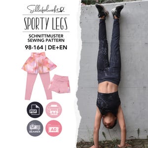 Peut inclure: Un patron de couture intitulé Sporty Legs 98-164 DE+EN présentant des illustrations de leggings avec jupe et de shorts. Le patron inclut des options d'impression PDF, A4 et A0. Une personne porte des leggings noirs à motif marbré en faisant le poirier.