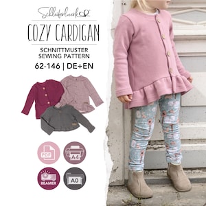 Könnte beinhalten: Ein Schnittmuster für eine Strickjacke mit dem Text Schleiferwerk COZY CARDIGAN SCHNITTMUSTER SEWING PATTERN 62-146 | DE+EN. Das Bild zeigt eine rosa Strickjacke mit Knöpfen und Rüschensaum sowie drei weitere Varianten der Strickjacke.