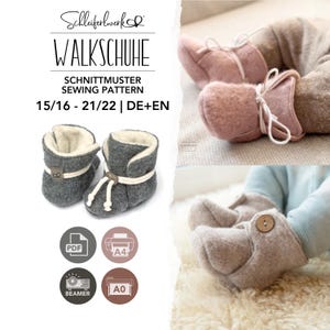 Könnte beinhalten: Ein Schnittmuster für Babyschuhe mit dem Titel WALKSCHUHE von Schleiferwerk. Das Bild zeigt graue Filzschuhe mit weißen Schnürsenkeln, rosa Schuhe mit weißen Schnürsenkeln und beige Schuhe mit einem Holzknopf sowie Symbole für PDF, A4 und A0.