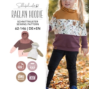 Könnte beinhalten: Ein Schnittmuster für einen Raglan-Hoodie von Schleiferwerk in den Größen 62-146 auf Deutsch und Englisch. Das Bild zeigt ein Kind in einem farblich abgesetzten Hoodie mit Blumenmuster, daneben zwei kleinere Hoodie-Beispiele sowie Symbole für PDF, A4, A0 und Beamer-Druckformate.