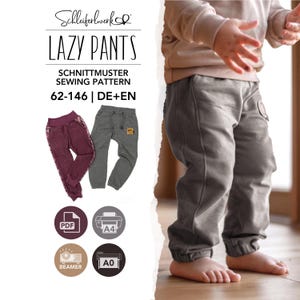 Könnte beinhalten: Ein Schnittmuster für eine Hose mit dem Titel LAZY PANTS von Schleiferlwerk, Größen 62-146 auf Deutsch und Englisch. Das Bild zeigt eine weinrote Hose mit gemusterten Seitenteilen und eine graue Hose mit einem kleinen Aufnäher sowie PDF-, A4-, A0- und Beamer-Symbole.