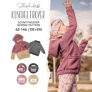 Puede incluir: Un patrón de costura para chaqueta con capucha titulado KUSCHELTROYER de Schleiferwerk, tallas 62-146. La imagen muestra una chaqueta con capucha malva y beige, un suéter gris con botones e iconos para formatos PDF, A4, A0 y proyector en alemán e inglés.