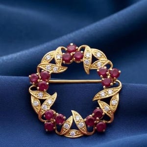 Könnte beinhalten: Eine kreisförmige Goldbrosche im Kranzdesign mit abwechselnden Clustern aus runden roten Rubinen und kleinen klaren weißen Diamanten. Der Metallrahmen ist in stilisierte Blätter geformt, die die Edelsteine in einem offenen Kreis halten.
