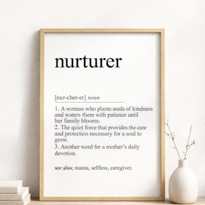 Puede incluir: Un cartel enmarcado con la palabra "nurturer" en negrita negra y su definición. El cartel está en un marco marrón claro y descansa sobre una estantería de madera. Un pequeño jarrón con una planta también está en la estantería.