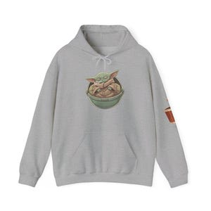 Sudadera con capucha de Baby Yoda | café imagen 5