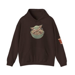 Sudadera con capucha de Baby Yoda | café imagen 17