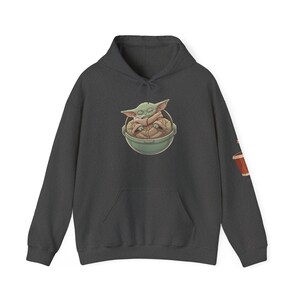 Sudadera con capucha de Baby Yoda | café imagen 19