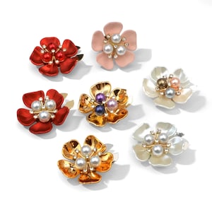 Peut inclure: Plusieurs broches en forme de fleurs, de couleurs rouge, rose, or et blanc. Chaque broche est ornée de perles et de petits cristaux. Ces broches sont conçues pour ajouter une touche d'élégance florale à n'importe quelle tenue. Idéales pour diverses occasions.